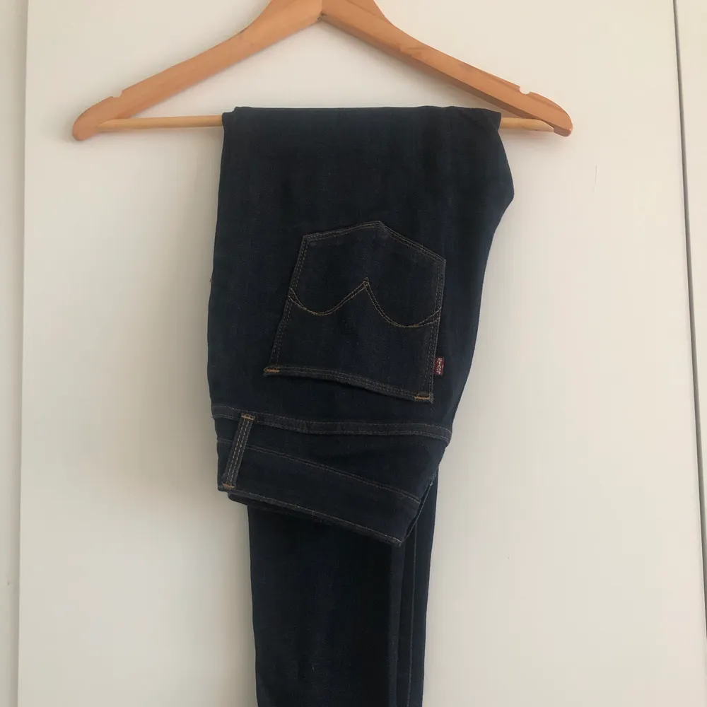 Levis jeans köpta i USA. Säljs pga. för små. Knappt använda. Stuprörsmodell i strl 27, längd 30. Köpare står för frakten. . Jeans & Byxor.