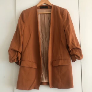 Zara blazer strl S - Jättefin blazer från Zara i strl S. Säljs pga kommer ej till användning. Bara använd ett fåtal gånger. Köparen står för frakten. 