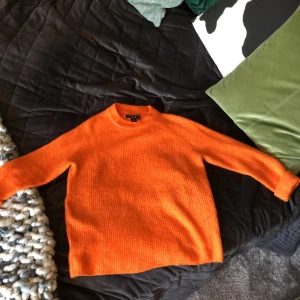 Stickad swetter  - Från new yorker. Kostade 210kr. Jättemysigt material som inte alls sticks. Använd men fortfarnde i gott skick! Första bilden, hur jag brukar styla den. Andra och tredje bilden, hur den ser ut överlag. Kan fraktas men jag står ej för den. Buda från 90kr🥰 