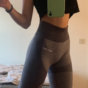träningstights från might solo  - tights från mightysolo, sitter asnice och är både squat och sweatproof. bra skick (ord. pris 799) frakt ingår. högsta bud: 240kr