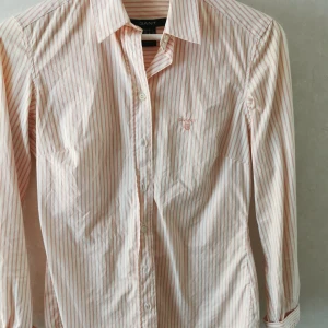 Gant - Säljer min gant skjorta 💖 storlek xs. Säljer denna för 250. Frakt ingår i priset 💕 