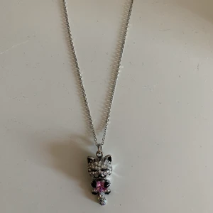 Halsband  - Nytt halsband, aldrig använt. Liten katt figur. Pris kan diskuteras.