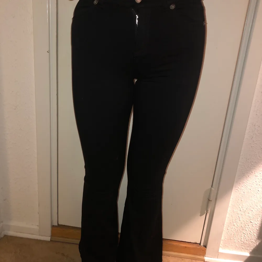 Svarta utsvängda jeans från Dr denim i storlek XS💕. Jeans & Byxor.