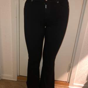 Svarta utsvängda jeans från Dr denim i storlek XS💕