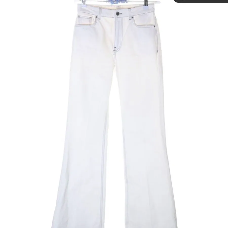 Säljer dessa super snygga raka jeans från mango men snygga detaljer vid sömnen. Nästintill oanvända.. Jeans & Byxor.