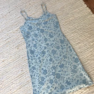 Söt klänning - Superfin klänning, storlek xs☺️ Lite för liten för mig därför säljer jag💕 Tror det är barnstorlek egentligen, står M/152🥰