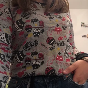 c00L tröja!¡ - Riktigt cool tröja! säljer då den tyvärr blivit för liten vid axlarna :( hoppas den hittar ny ägare❤️ 