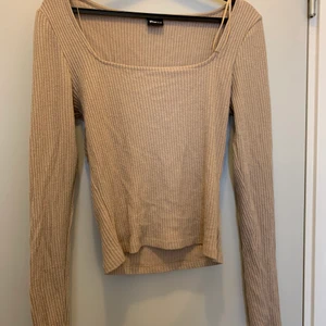 Beige tröja - Tröja från Gina storlek M. Väldigt skön och stretchig använd 2 gånger. För frågor så är de att skriva. Köparen står för frakt💓