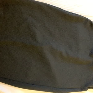 Svart kjol - En svart kjol som jag säljer då den inte kommer till andvändning. Storlek xs och bara andvänd ett förtal gånger. Köparen står för frakten.