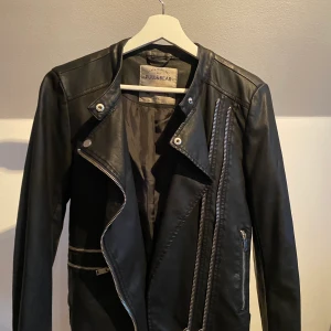 Skinn jacka, pull & bear  - Aldrig använd, fått i present  
