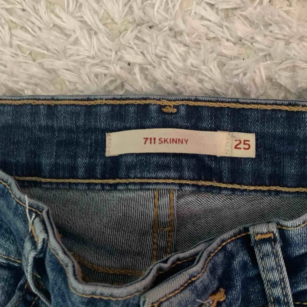 Jeans i storlek 25 från Levi’s, modell 711 Skinny👖. Jeans & Byxor.