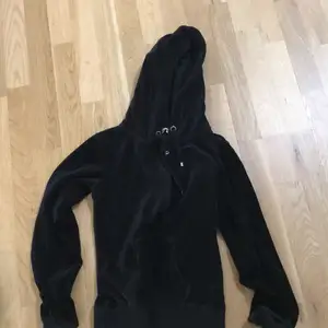 En svart mjukis hoodie i Xs  från cubus! Köpt för 200kr! 