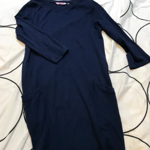 Indiska  - Bomullsklänning mjuk fräsch stl small men är stl 38. Snygg passform och bra kvalité. Hämtas i Bromma.