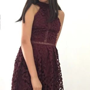 En festlig klänning strl 36 - En jätte fin festlig klänning som är till knäna. Otroligt fint material, använd några få gånger. Märket är NLY TREND. Topp skick! 🙌🏼😍