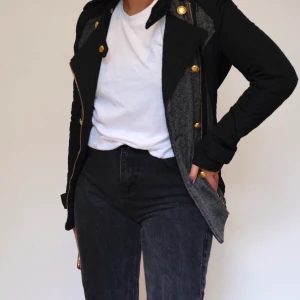 🤩 - Lite tjockare jacka som passar bra till hösten! Frakt på 79kr tillkommer. 