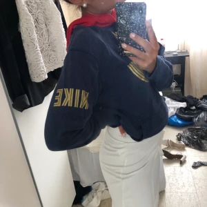 Nike unik hoodie vintage❤️ - Jättesnygg och unik hoodie från Nike med guldiga detaljer och röd snygg luva❤️❤️hör av er vid fler frågor eller bilder!!😘