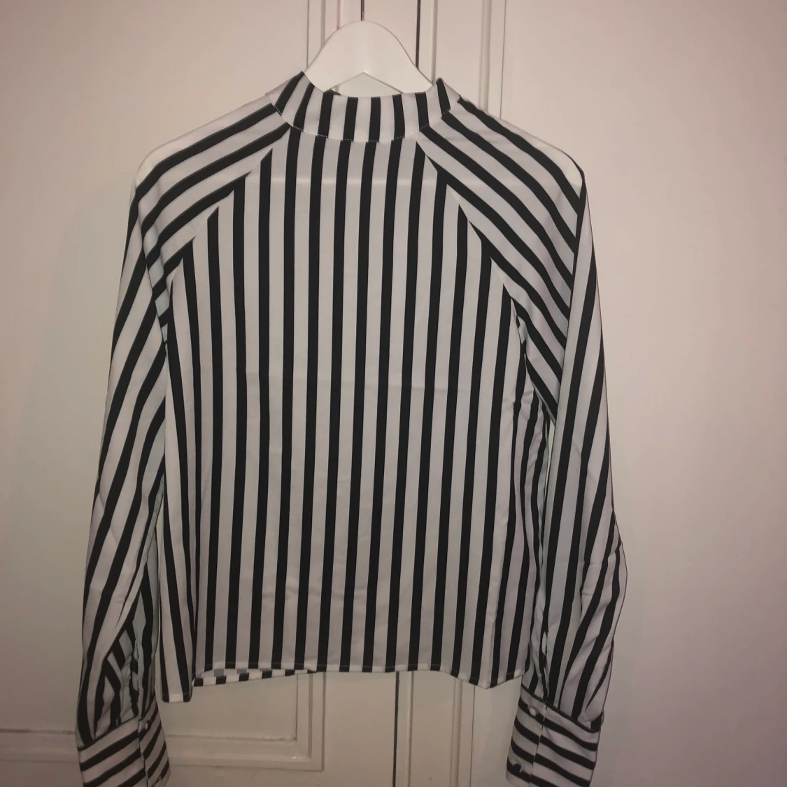 Svartvit randig blus