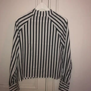 Svartvit randig blus - Svartvit randig blus från NAKD, aldrig använd pga fel storlek.