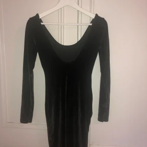 Klänning sammet djup rygg - Klänning i svart sammet med djup öppen rygg. Stretchig, passar S eller M! 