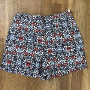  - Högmidjade shorts Kan mötas upp i stan, Stockholm, annars står köparen för frakten!