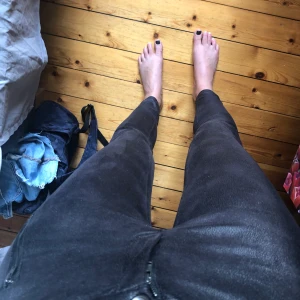 Byxor i läderimitation från Sand  - Byxor storlek 34 från Sand i nyskick. 