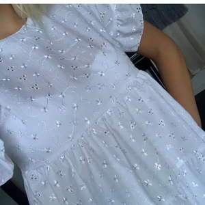 Vit kort klänning  - Supersöt trendig kort klänning från Boohoo. Bilderna är lånade,köpt här på Plick men var för lite för mig. Strl 34