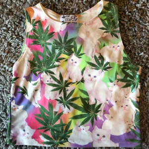 Cool Omighty crop top, storlek M/L - Ashäftig Omighty crop top, storlek M/L. Stretch material. I mycket fint skick, knappt använd.