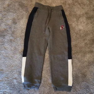 Fenty puma by Rihanna  - Sweatpants från Rihanna kollektion med puma. Grå/blå. 