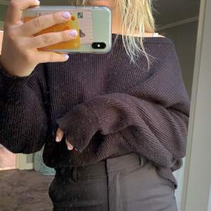 Supergulliga stickad tröja från Zara i storlek S, fint skick och har ett öppet hål på ryggen och en rosett man knyter, 150 Kr + frakt  