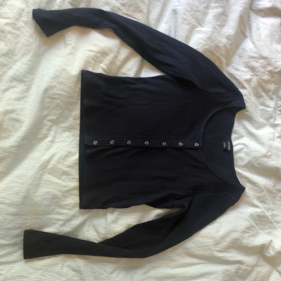 Söt topp med knappar