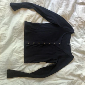 Söt topp med knappar - Söt topp från monki i storlek S. Mörkblå med knappar. Knappt använd så som ny. Hör av dig om frågor eller fler bilder! Jag bjuder på frakten💘