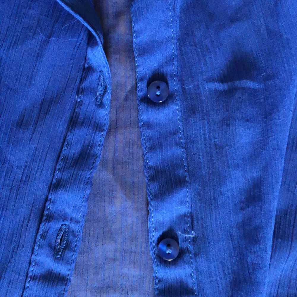 Blå kortärmad skjorta, lite genomskinlig från ONLY stl 38. Lös passform. . Skjortor.