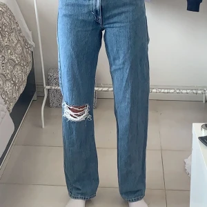 Rowe Jeans  - Rowe jeans i storlek 24/32 i färgen Sky blue med hål i vänstra benet. Jag har använt dessa jeans typ två gånger och säljer nu dessa eftersom de tyvärr inte kommer till användning💕 bud som gäller, högsta är 710kr
