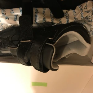 Atredo Spinningskor Storlek 38 - Splitter nya Atredo spinningskor inköpta 400 SEK med tillköpt kloss för spinning cykel säljes. Något för stora i storlek. 