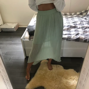 Kjol från Zara - Supersöt kjol från Zara! Använd ett fåtal gånger men måste tyvärr sälja den då den blivit för liten i höfterna. Fin mintgrön färg med lite längre tyg där bak. Köptes för 400kr. Köparen står för frakten.