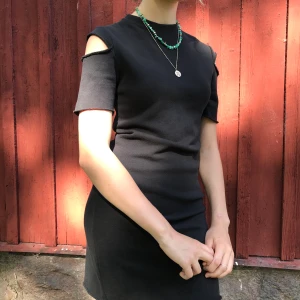 H&M divided klänning  - H&M divided klänning, använd en gång. Säljs inte i H&M längre. Storlek xs men passar även till s. Frakt tillkommer 