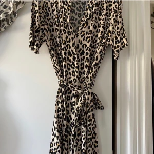 Klänning  - En fin och somrig klänning som passar perfekt både till finare tillställningar men även om man bara vill slänga på sig något efter stranden. Frakten tillkommer ✨🤍