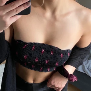 Bandeau-top med rosor - Denna bandeautop från NA-KD är stretchig och har små rödrosa blommor på. 🌺 Den är i stl S men passar alla pga stretchmaterialet. Säljs då den inte kommer till användning. Köparen står för frakt 🚚 📦 Är flera intresserade är det budgivning som gäller 🌸 💕