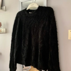 Fluffig tröja från Cellbes - En stickad och fluffig tröja från Cellbes i storlek 46/48 🖤 tröjan är väldigt sparsamt använd och i väldigt fint skick (frakt tillkommer och vid flera köpare sker budgivning som avslutas 24 timmar efter första budet <3