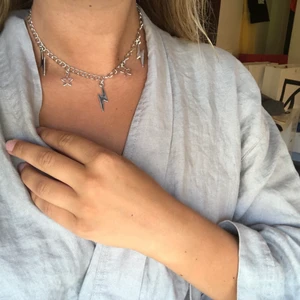 HALSBAND - ⚡️⭐️🤍KEDJEHALSBAND MED STJRÄNA/BLIXT🤍⭐️⚡️ 85kr (inkl frakt) SWIPE FÖR STYLINGSTIPS. De andra halsbanden på bilderna finns även till salu!