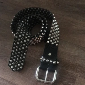 Nit - skärp från Jimmy Choo - Ett vackert nit skärp som är ca. 4 cm bred från Jimmy Choo collectionen i Hm säljes pga att de aldrig används! Bud 200kr