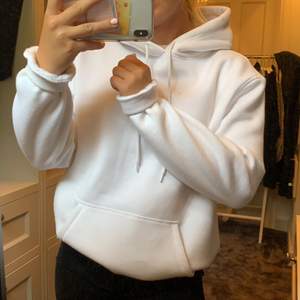En basic vit hoodie från H&M i storlek S men skulle säga att den är en stor S, mysig och skön och är i bra skick. 150 kr med frakt 