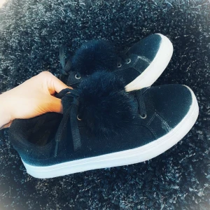 Snygga skor - Bara andvända en gång är välldigt snygga o stiliga de har bollar gjorda på äkta päls köpa för 549kr och är i storlek 38 men passar 37 också