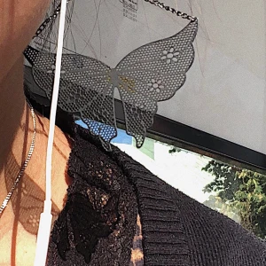 Fjärilsörhängen - Örhängen i form av fjärilar köpa här på plick men endast använda 1 gång av mig. Frakt 11kr. Läs policy 