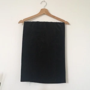 Sammetskjol - Lite längre mönstrad sammetskjol. Suuuperfin och näsan aldrig använd