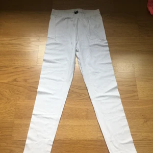 leggings  - endast använda 1 gång. är i L men passar M. 