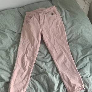 Ljusrosa jeans💞 - Dessa ljusrosa boyfriend jeans från HM är så så fina! De sitter väldigt bra och färgen är perfekt! 