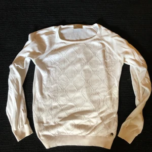 Tröja peak performance  - Peak performance, storlek M, liten i storlek för att vara medium (jag är storlek sx-s normalt) ryggen på tröjan är stickad slät lika ärmar använd men i bra skick, ser ny ut... köparen betalar porto alt hämtning i Ängelholm 