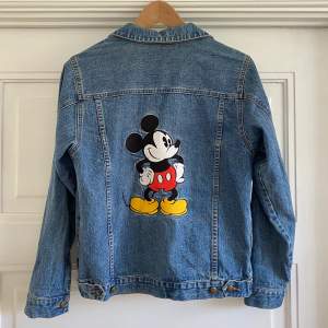 Jeansjacka köpt second hand med Musse pigg broderad på ryggen. Fickor i sidan och mindre brodyr fram. Står på lappen att den är från Disneyland i Paris. Barnstorlek men skulle säga typ strl S-M. Hämtas i Malmö eller skickas, då tillkommer frakt