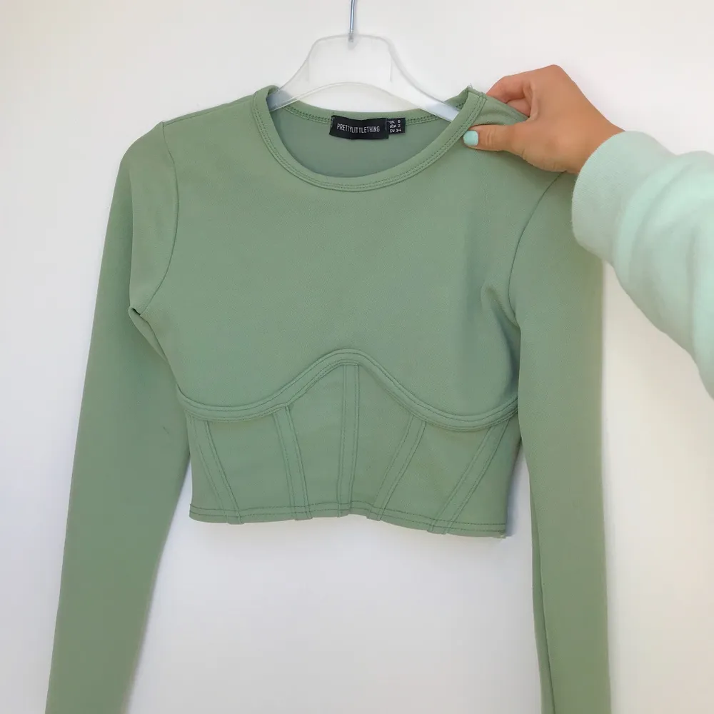 Supersnygg grön tröja som tyvärr inte kommer till användning längre. Tröjan är i UK 6, vilket är ungefär som XS. Köpare står för frakt (33kr) 🥰 Ledande bud: 150kr. Toppar.